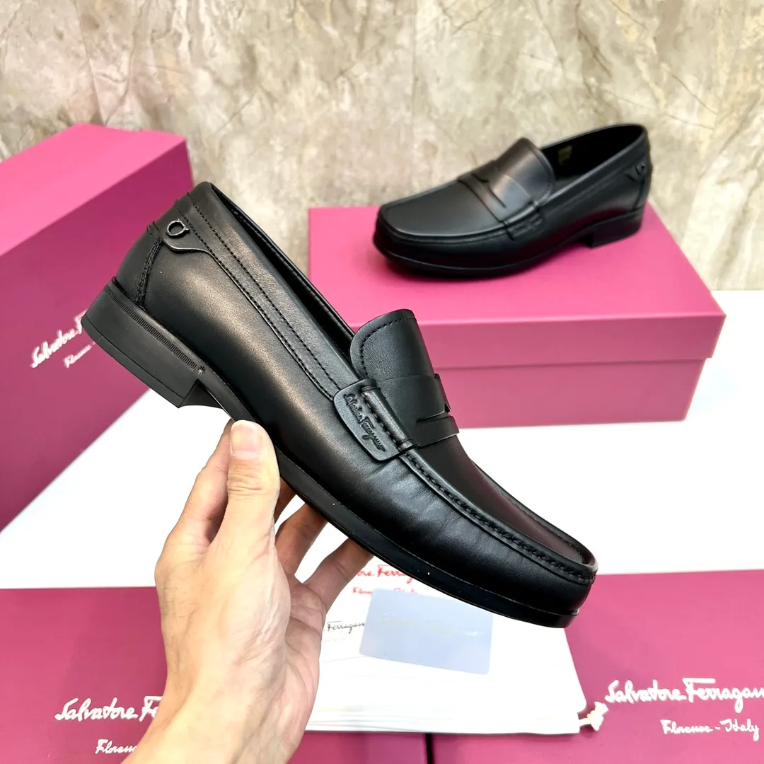 Original quality P780 Brand: Ferragamo Standard size: Men's size 39–44 (38.45 can be customized) Grade: Same style as the official website High-quality men's shoes Material: Customized first-layer calfskin with water-dyed cowhide lining Cowhide tiptoe Original non-slip and wear-resistant rubber outsole Style category: Men's formal business leather shoes are young and fashionable European and American trends British style Casual matching and comfortable feet Color: actual picture